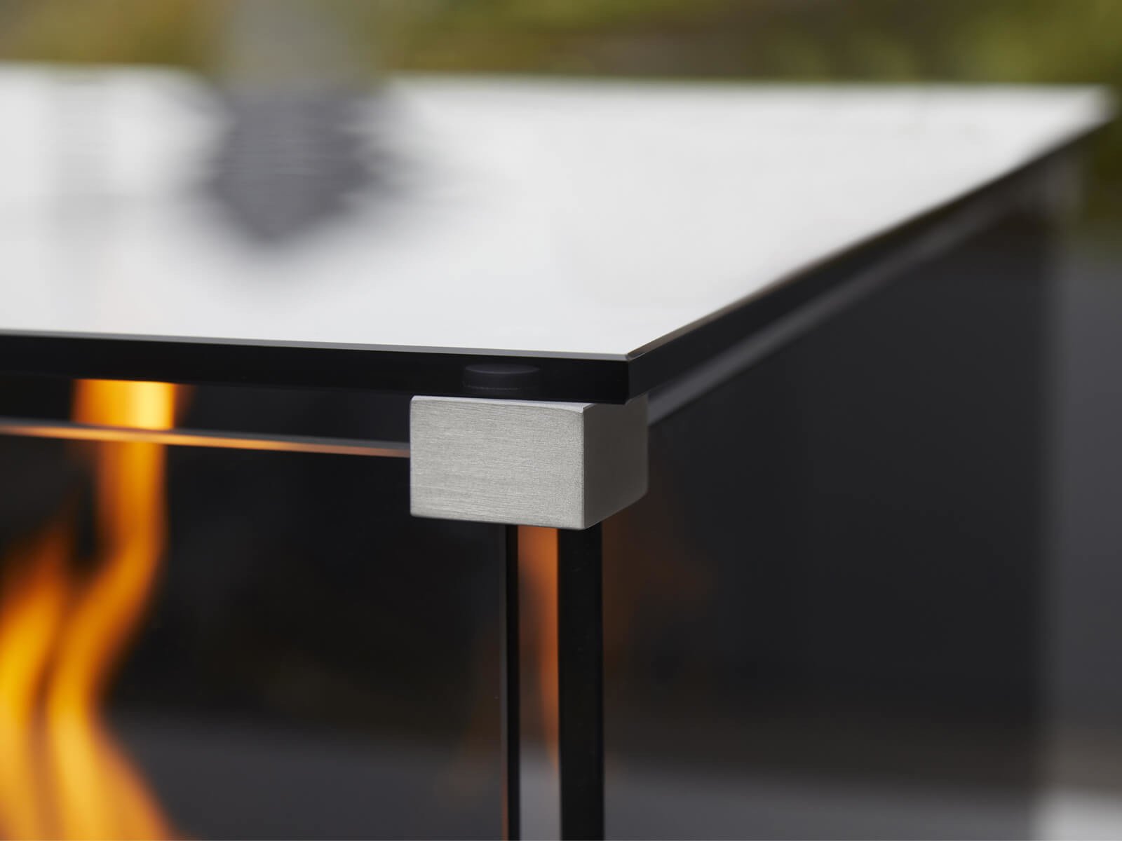feuersäule-mit-glasplatte-zur-wärmeabstrahlung