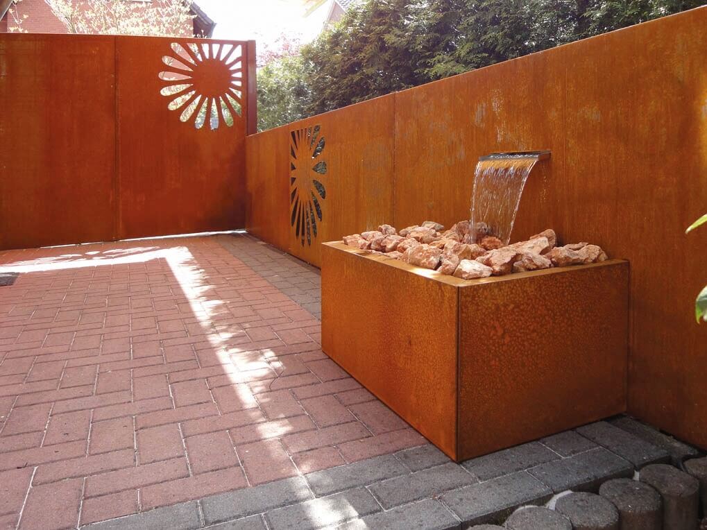 sichtschutz-gartenbrunnen-aus-cortenstahl