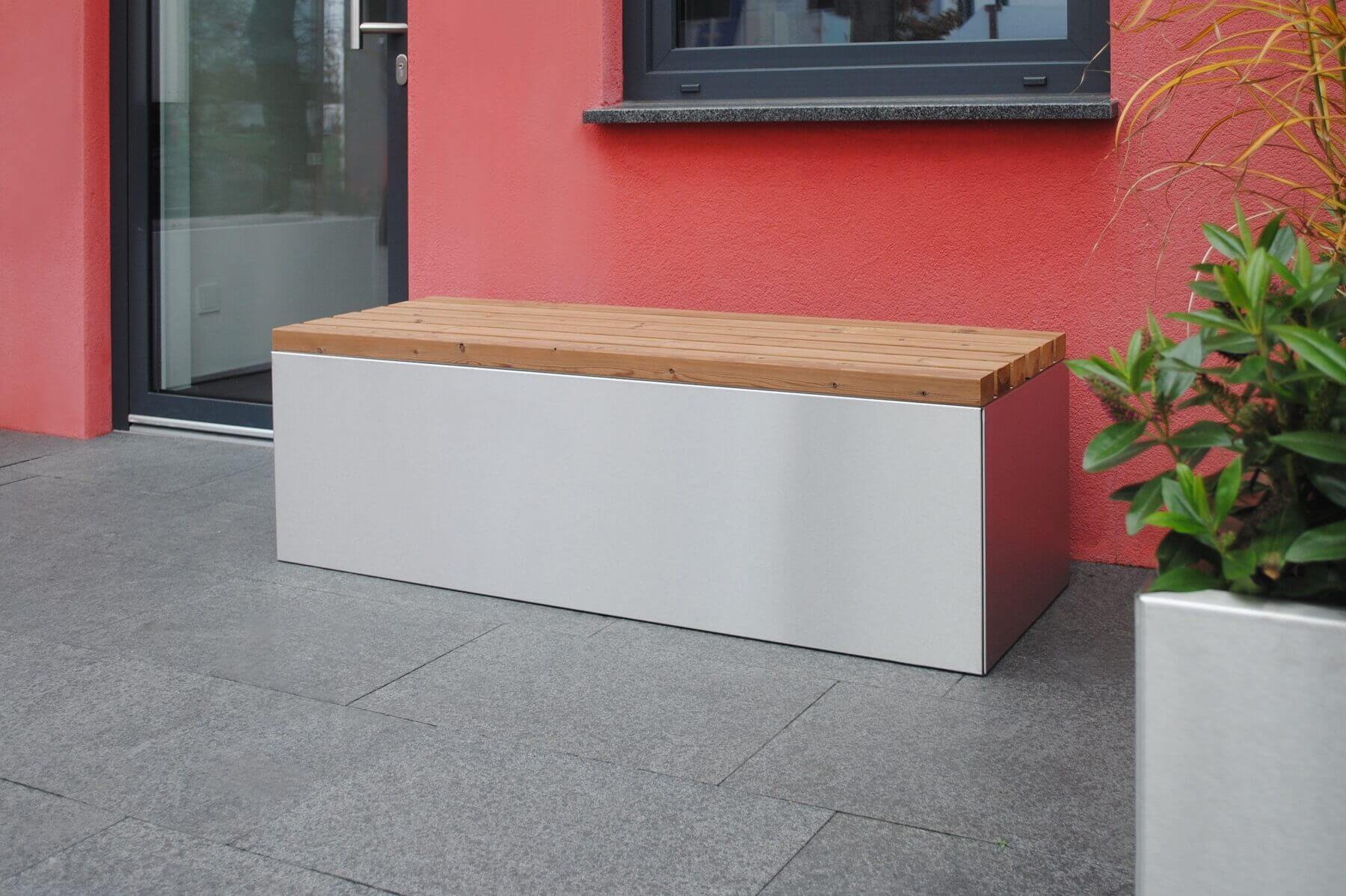 Sitzbank Holz mit Stauraum aus Edelstahl