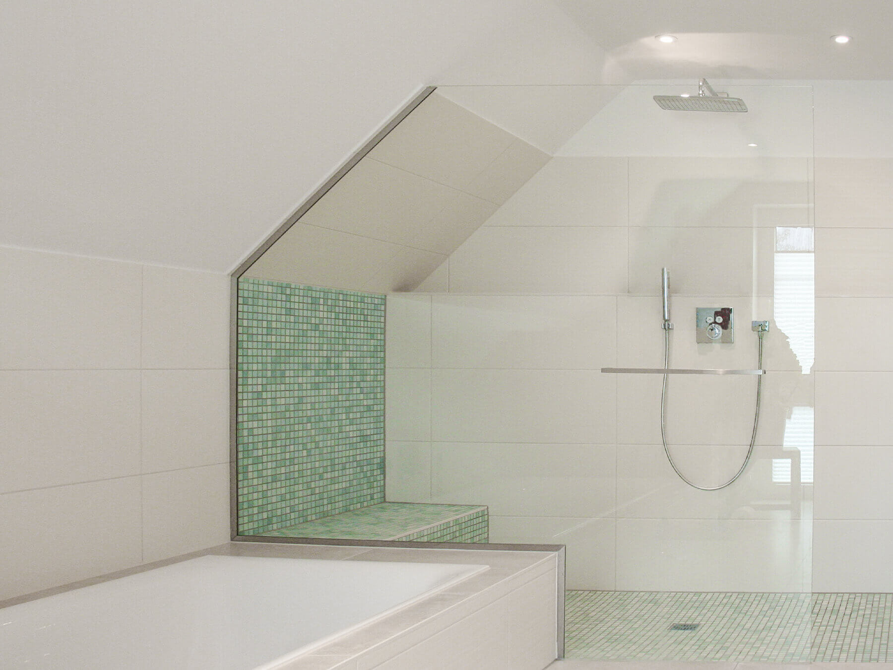 Barrierefreie Dusche mit schrägem Festteil und befliester Sitzfläche