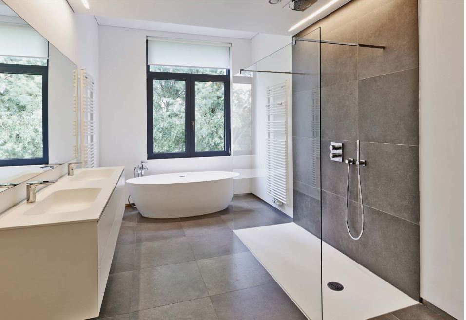 grosse_barrierefreie_walk_in_dusche_aus_glas_im_modernen_badezimmer_mit_freistehender_badewanne