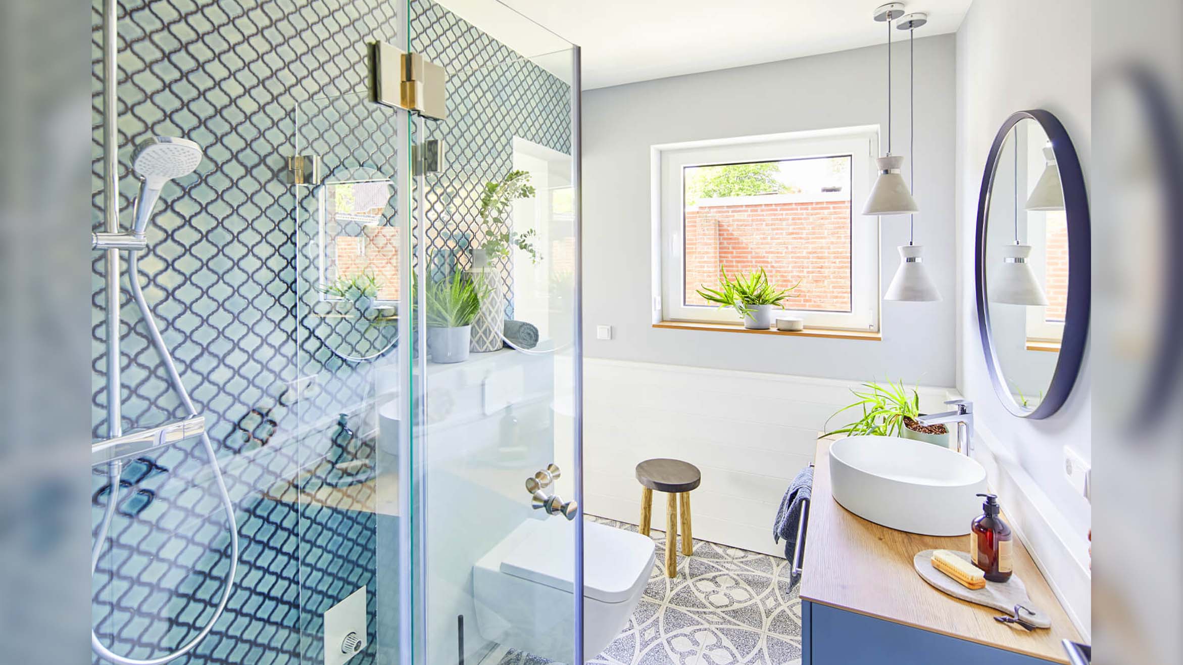 Dusche mit faltbaren Elementen als Eckeinbau in modernem Bad mit blauen Fliesen