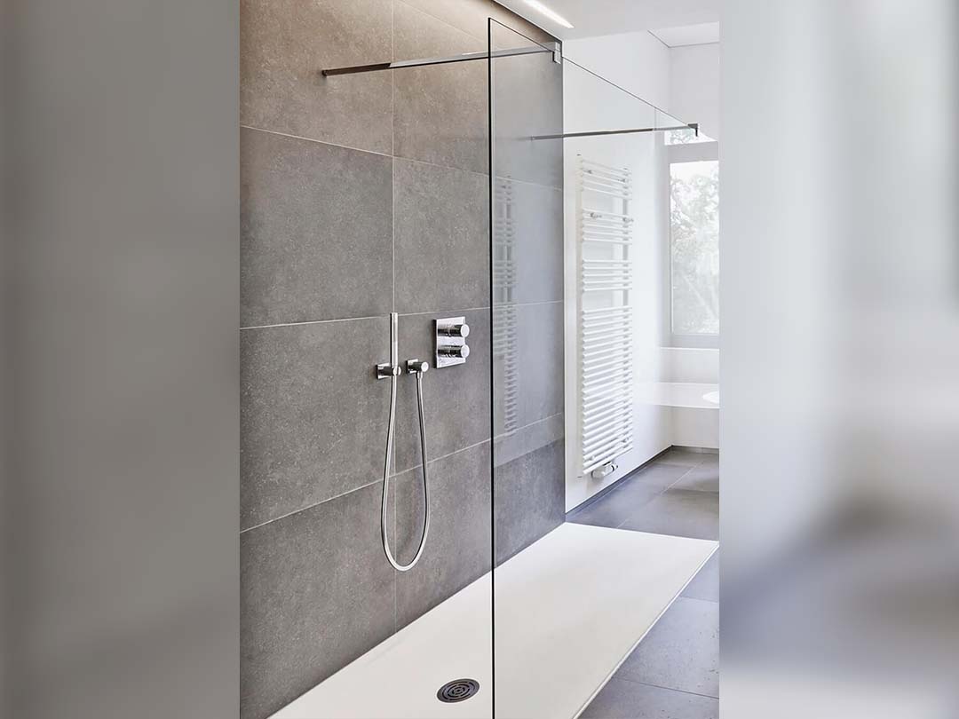 Walk-in-Dusche mit zwei eckigen Stabistangen in modernem Badezimmer