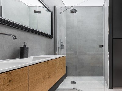 Nischendusche mit einem Festteile und einer Tür in modernem Badezimmer