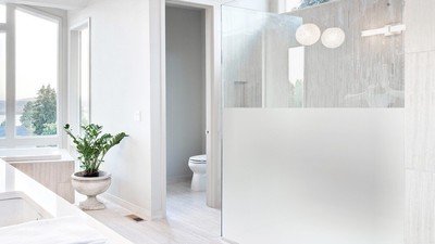 Unterschiedliche Glasarten bei Duschen wie Klarglas, Weißglas, Milchglas, Strukturglas, Spiegelglas oder getöntem Glas