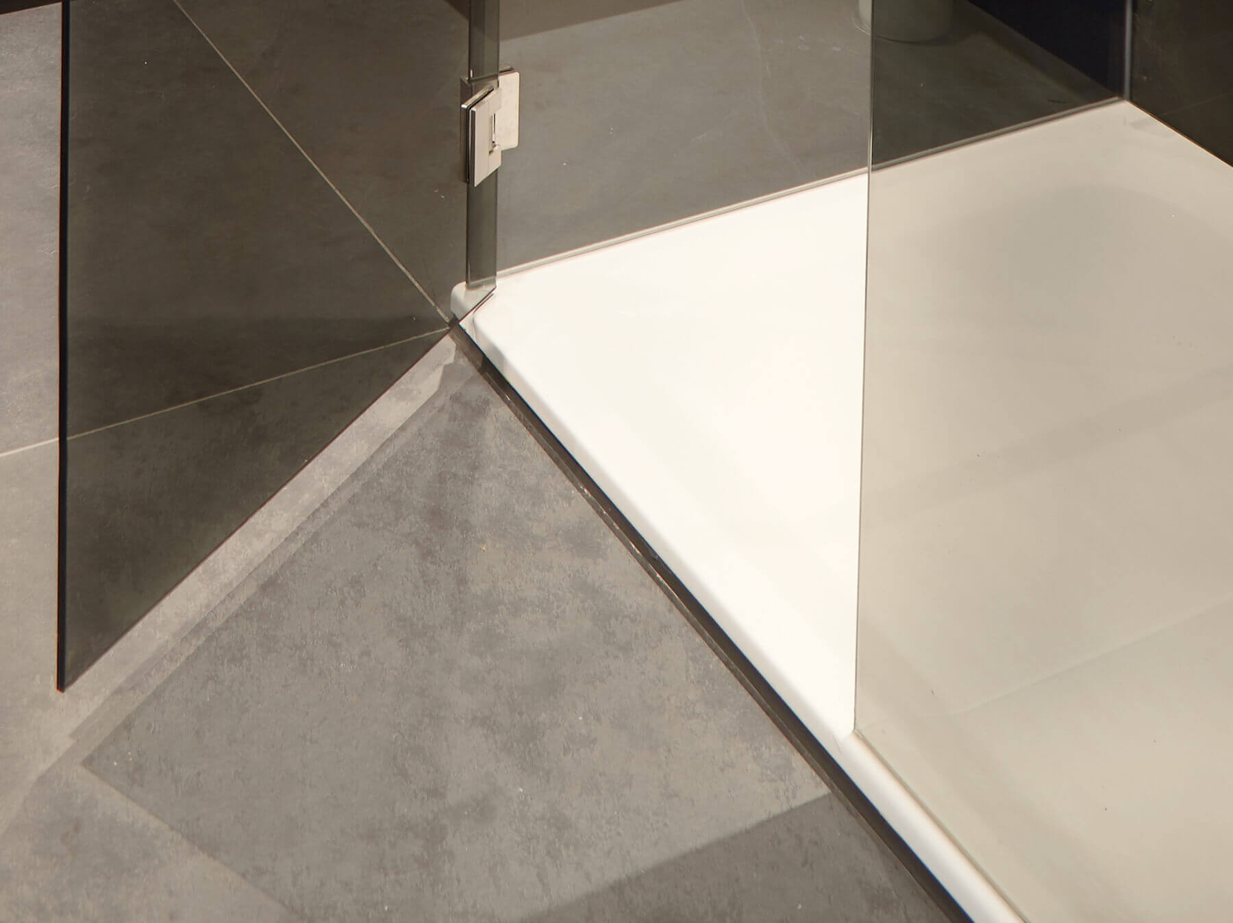 Glasdusche mit Duschtasse und geöffneter Tür aus dunkelgrauem Glas