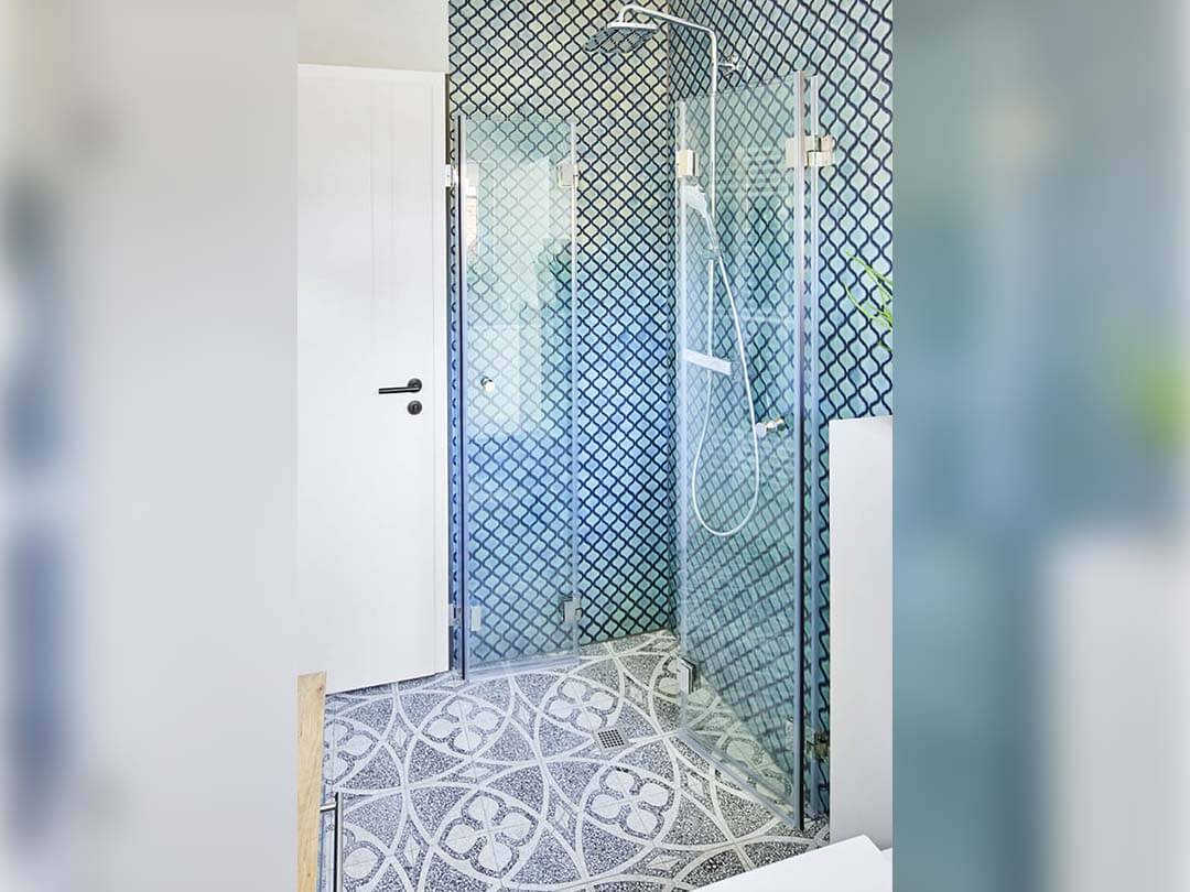 Faltbare Duschkabine mit zwei faltbaren Glaselementen als Eckeinbau