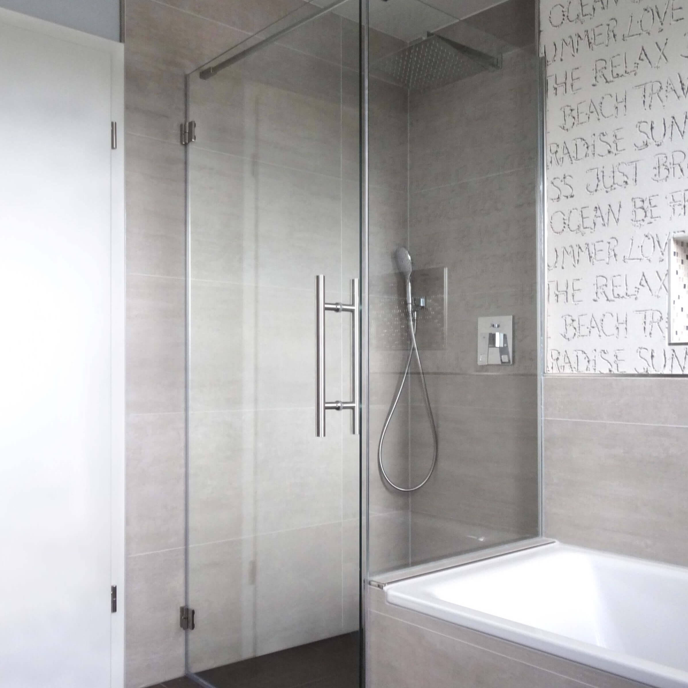 Badewanne_mit_Anschluss_an_einer_Glasdusche_nach_Mass