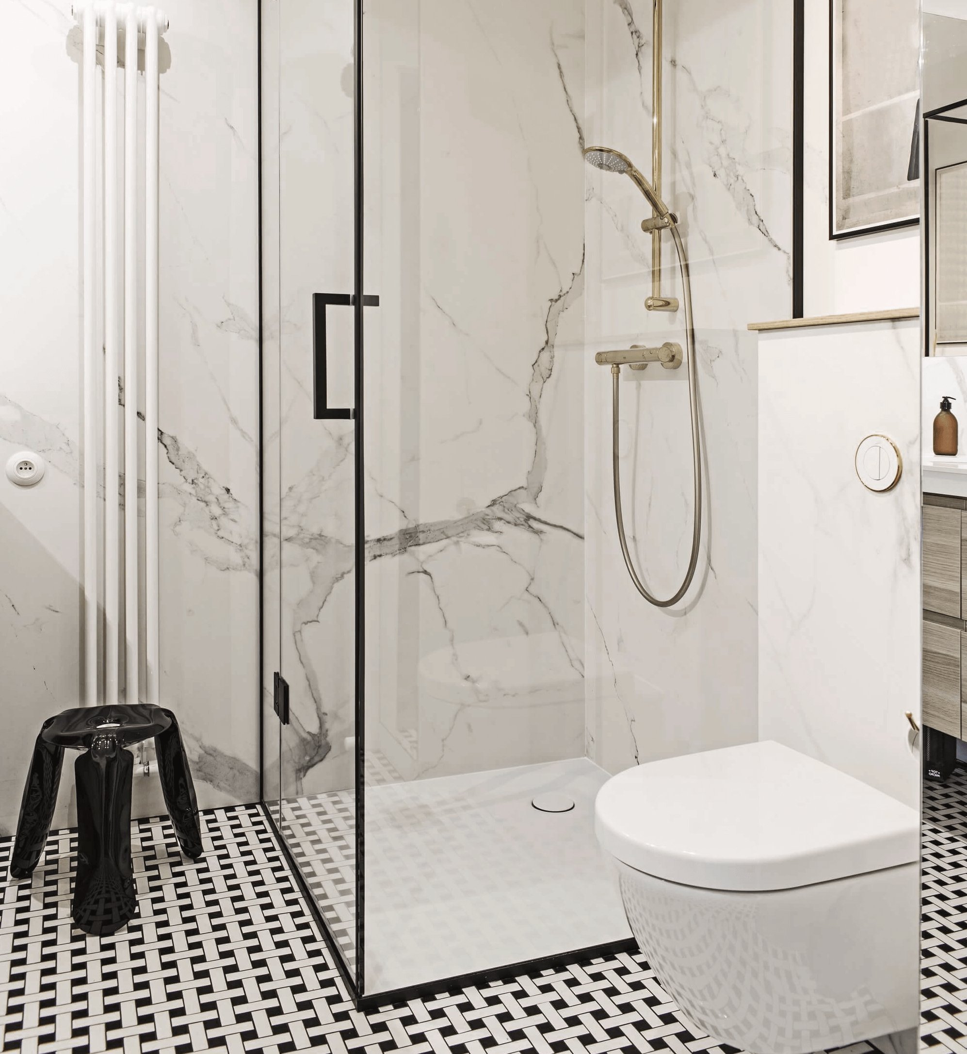 luxuriose_Dusche_aus_Glas_im_kleinen_Badezimmer