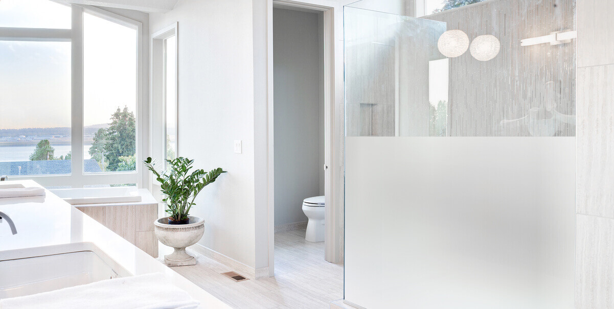 Modernes Badezimmer mit großer Dusche mit teilsatinierter Scheibe