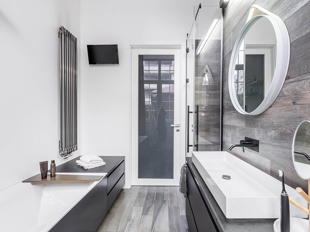 Faltbare Duschkabine aus Klarglas mit eingeklappten Türen in schmalem Badezimmer
