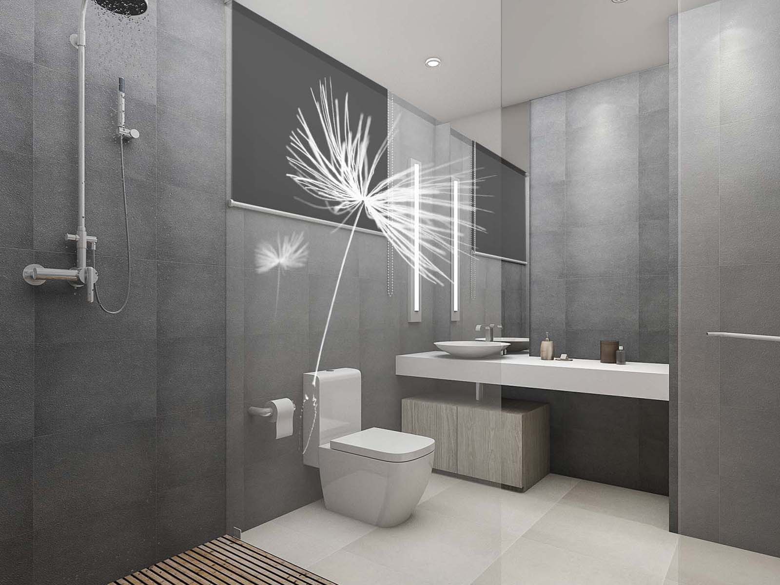 Walk-in-Dusche in klassischem Badezimmer mit Pusteblumen auf dem Glas