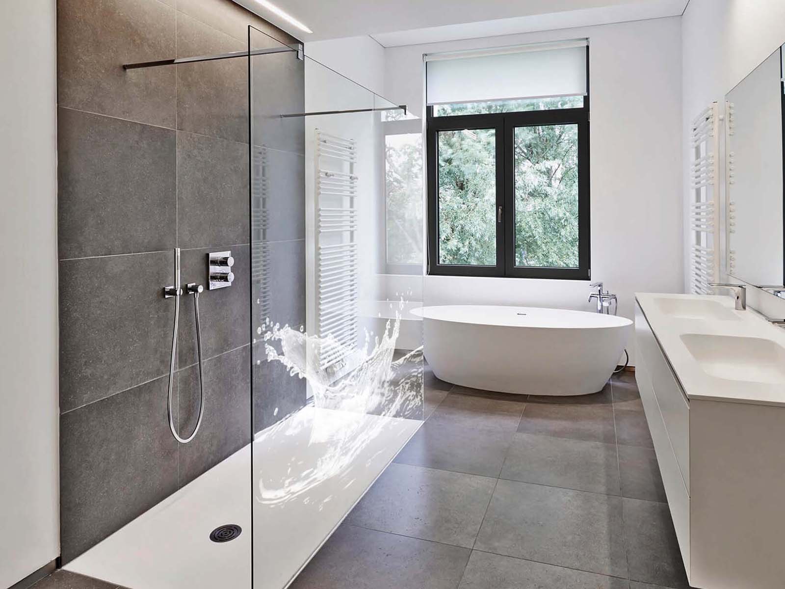 Walk-in-Dusche mit zwei Stabilisierungsstangen an der Wand mit exklusivem Wassermotiv