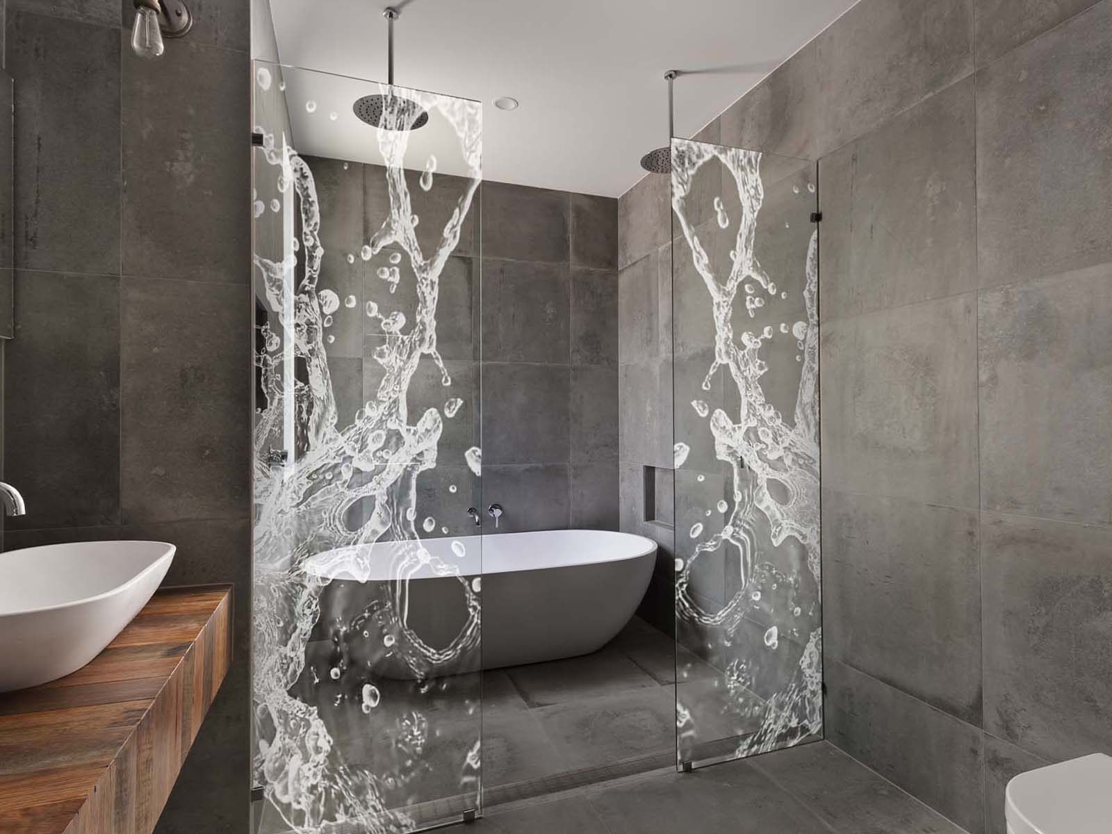 Zwei feste Duschwände mit Wasserspritzer-Design als Abtrennung zur Badewanne