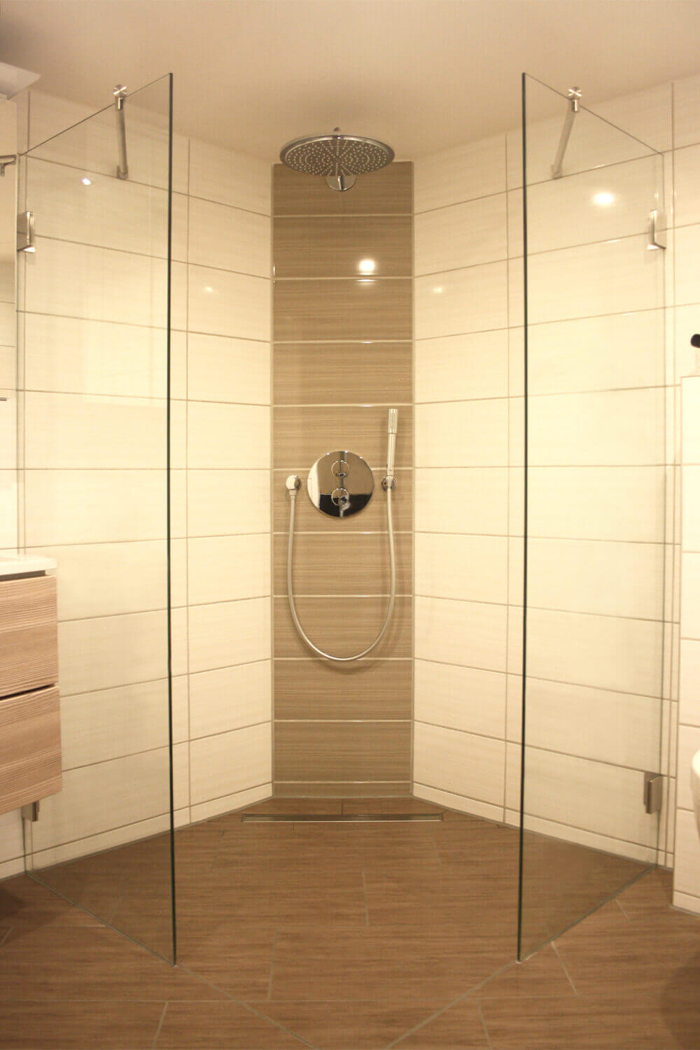 Begehbare Dusche mit zwei getrennten Elementen
