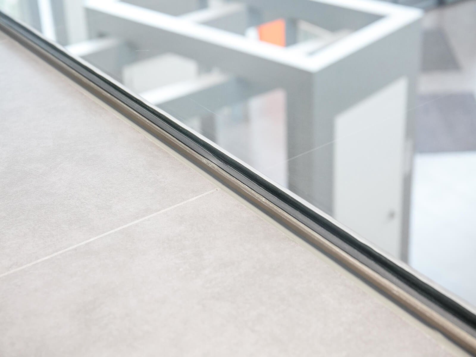 Aufgesetzte Glasbrüstung DELGADO individuelle Maßanfertigung ideal für Balkon Empore bündig zur Absturzkante