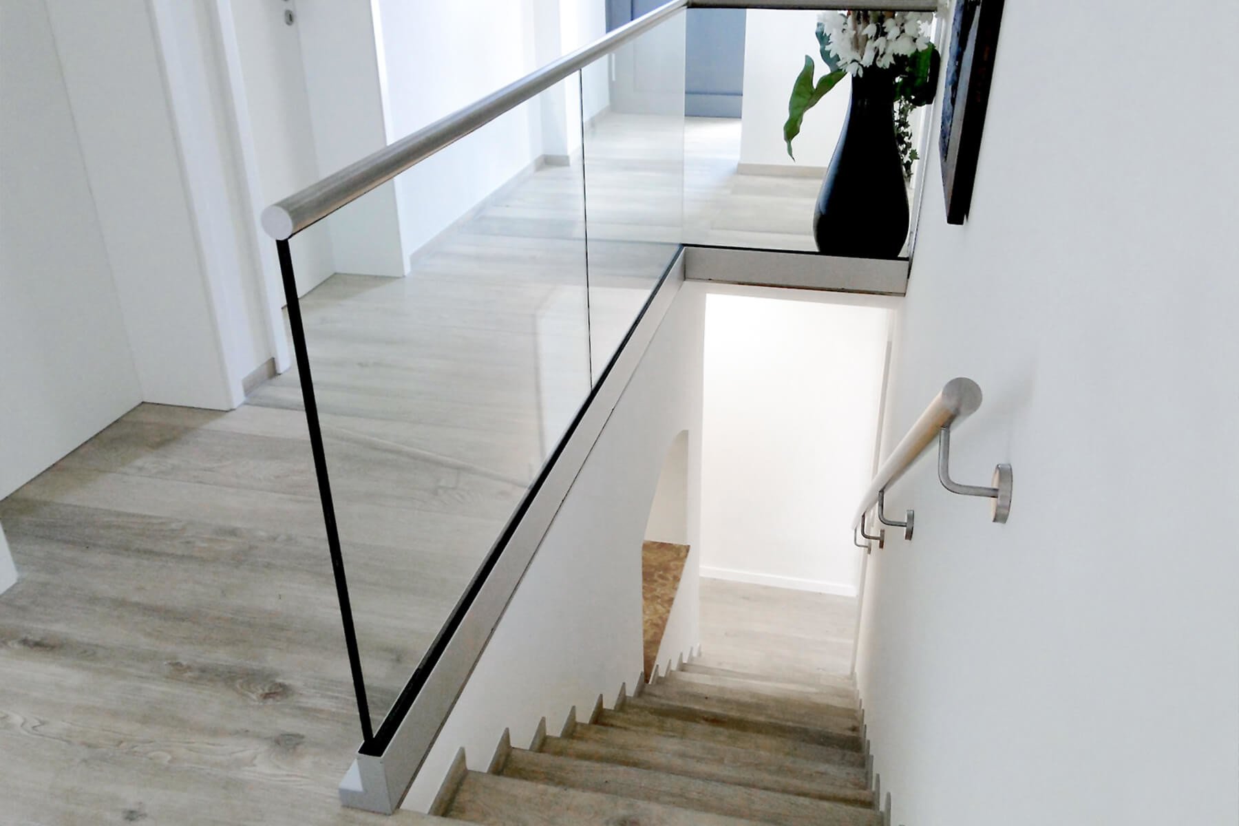 Aufgesetzte Glasbrüstung mit seitlichem Befestigungsflansch ideal als Absturzsicherung für Treppen modern und stilvoll