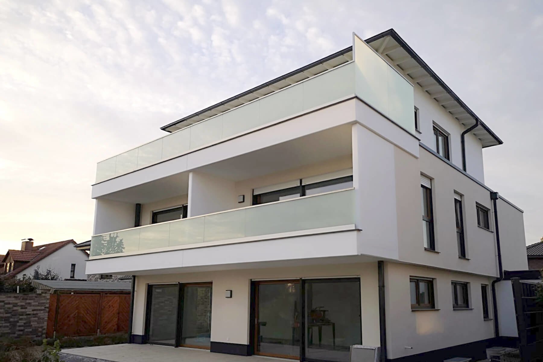 Modernes Mehrfamilienhaus mit Glasgeländer FORMAL als Absturzsicherung für Balkon und Dachterrasse