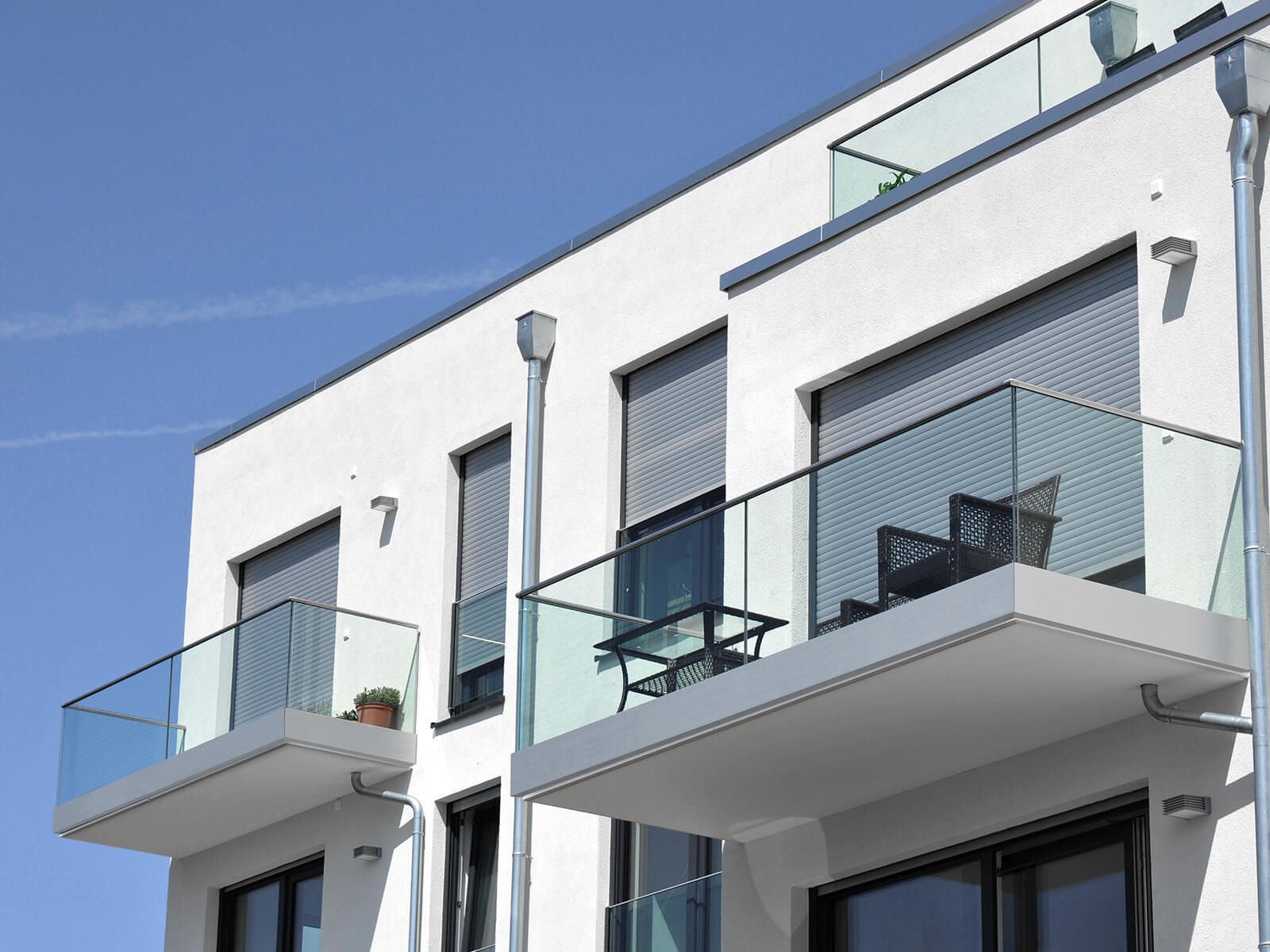 Glasgeländer Variante fuer Innen und Außenbereiche als elegante Lösung für Absturzsicherungen mit AbP