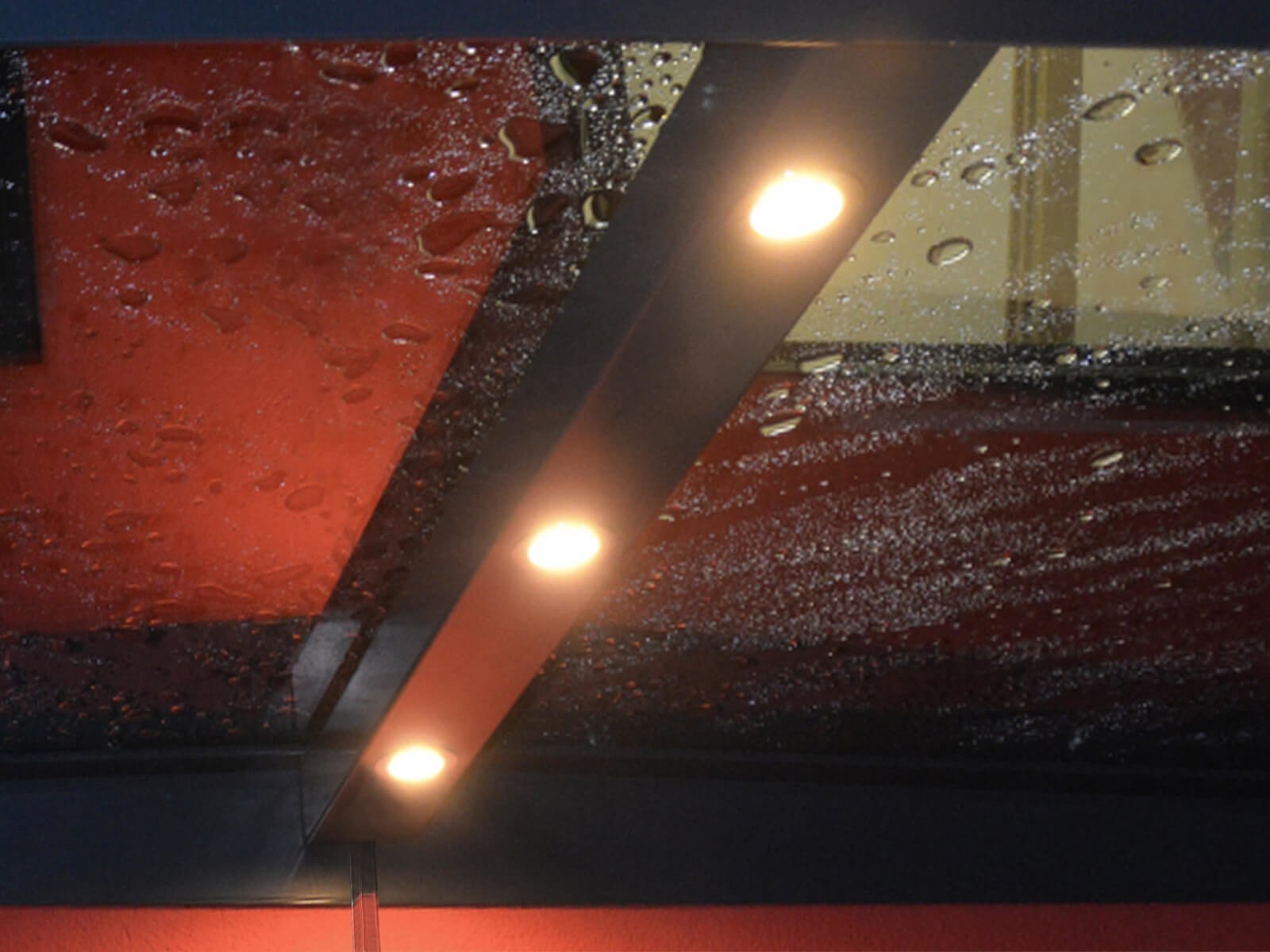 Glasvordach mit LEDs für warmweiße Lichtakzente