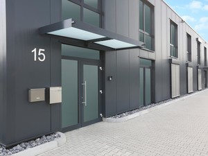 Großes Glasvordach aus satiniertem Glas mit umlaufendem Stahlrahmen