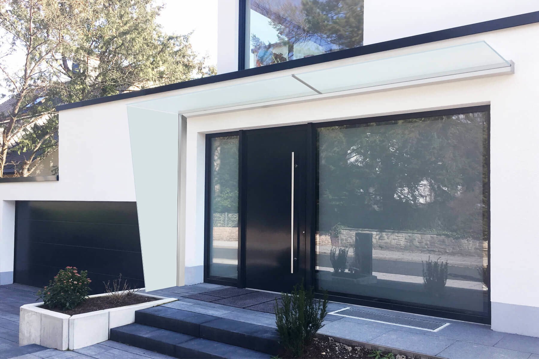 Glasseitenteil Seitenwindschutz für den Eingangsbereich aus Glas mit Schrägschnitt und Vordach