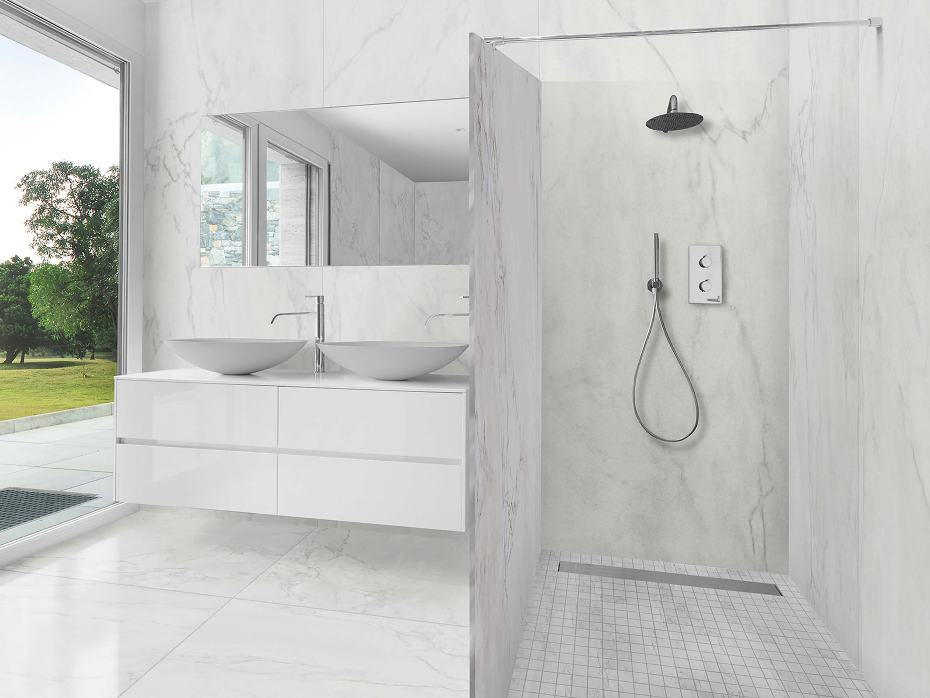 Badezimmer mit heller KERBON-Duschwand mit Hochglanzstabilisationsstange