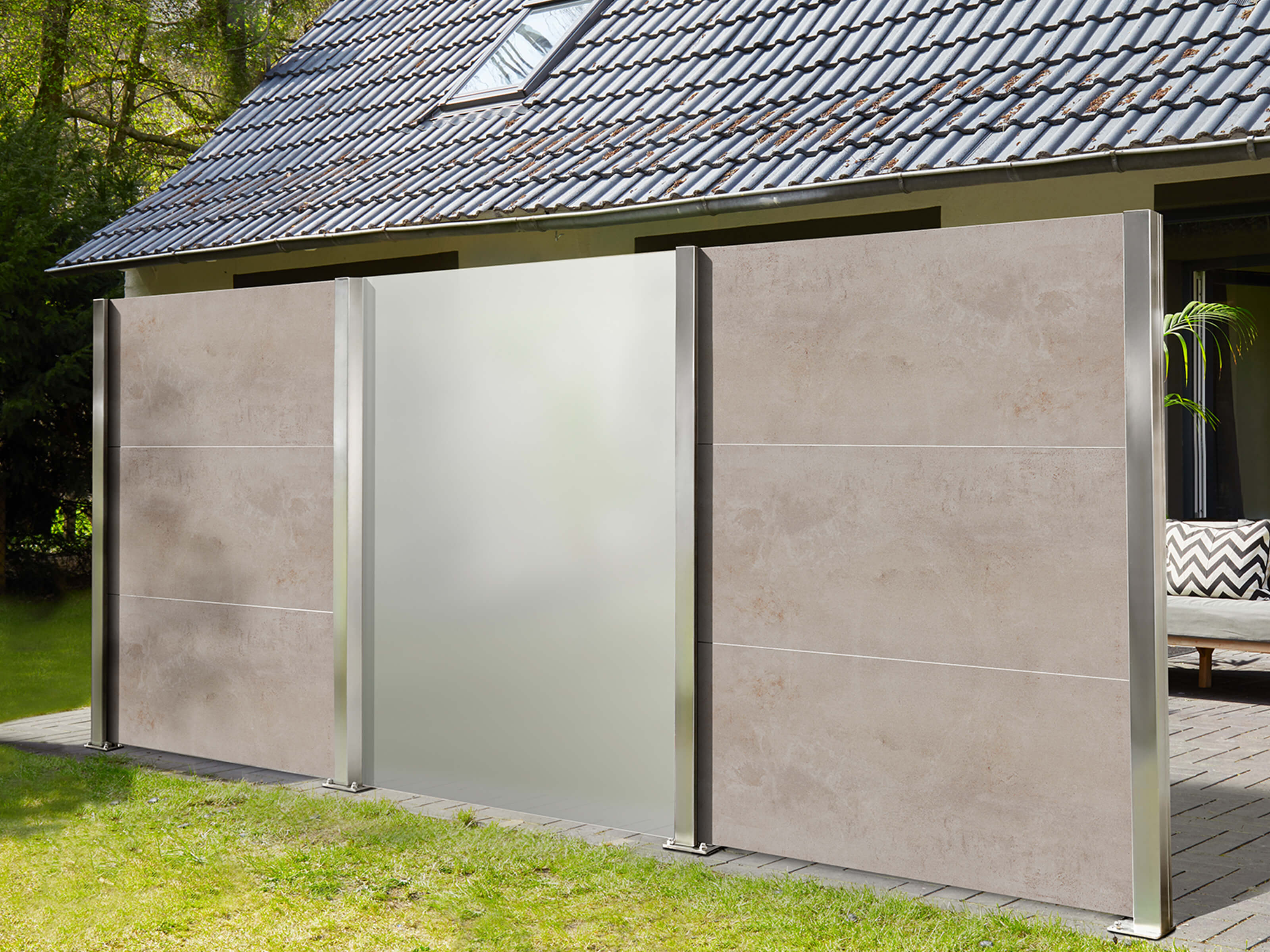 KERBON-Wind- und Sichtschutz, Farbbeispiel Beige mit satiniertem Glas
