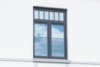 Fensterbrüstung Lineo am grauen Rahmen