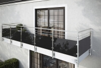 Glasgeländer aus Grauglas mit zwei Querstreben aus Edelstahl und eckigen Pfosten vorgesetzt an einem Balkon montiert