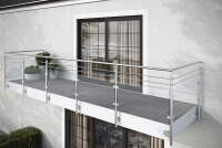 Glasgeländer aus Weißglas mit zwei Querstreben aus Edelstahl und runden Pfosten vorgesetzt an einem Balkon montiert