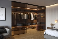  Glastrennwand mit schwarzen Profilen und Grauglas trennt Garderobe von Schlafzimmer ab 