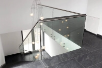 Hochwertiges Glasgelaender SOLO mit freiem Blick auf den Baukoerper durch Punkthalterung aus Edelstahl