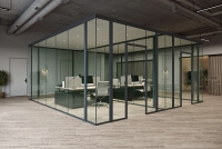 Raum-in-Raum-System mit Klarglas in einem Großraumbüro