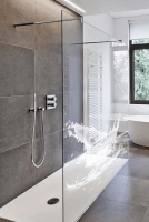 Walk-in-Dusche mit zwei Stabilisierungsstangen an der Wand mit exklusivem Wassermotiv