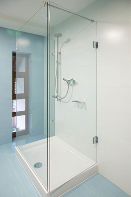 U-Form Dusche mit zwei Festteilen und großer Tür