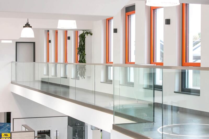 Aufgesetztes qualitäts Glasgeländer DELGADO zur bündigen Montage für Balkon und Dachterasse
