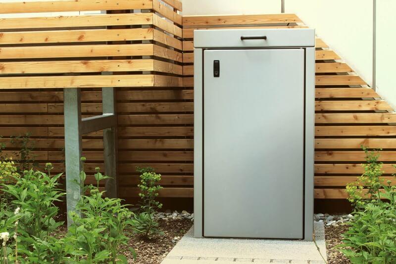 Mülltonnenbox mit Eingangsbereich