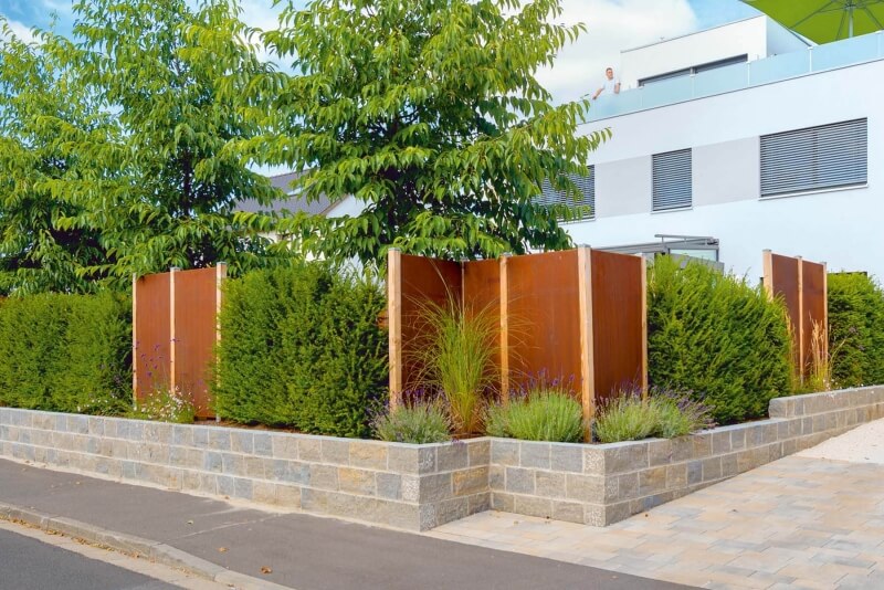 Sichtschutz aus Cortenstahl mit Holzpfosten in Kombination