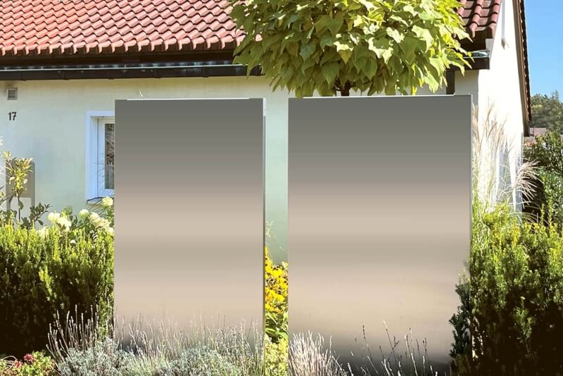 Sichtschutz aus Edelstahl als alleinstehendes Element im Boden befestigt