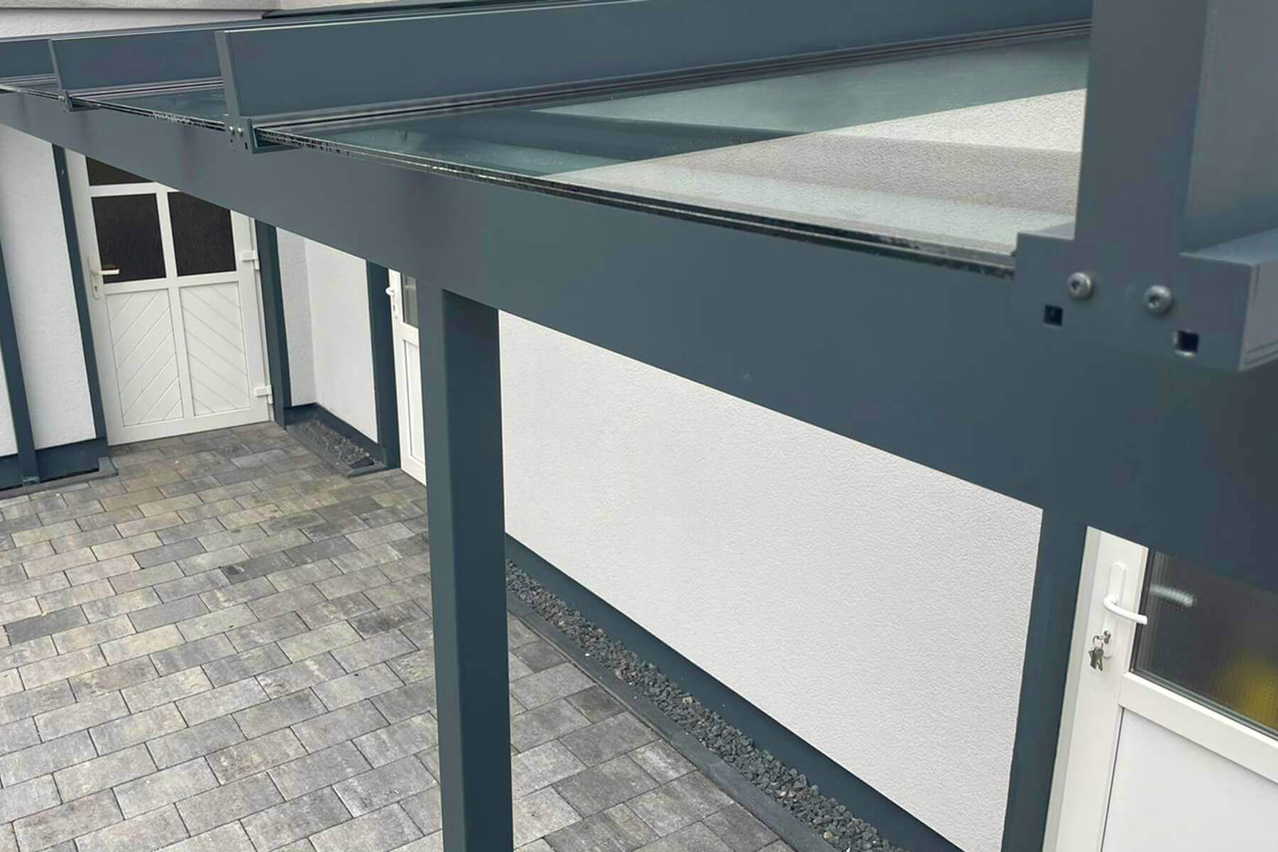 Ansicht von oben auf Glas Ueberdachung fuer die Terrasse SKY FLEX mit variabler Dachneigung passend zur Bausituation 2
