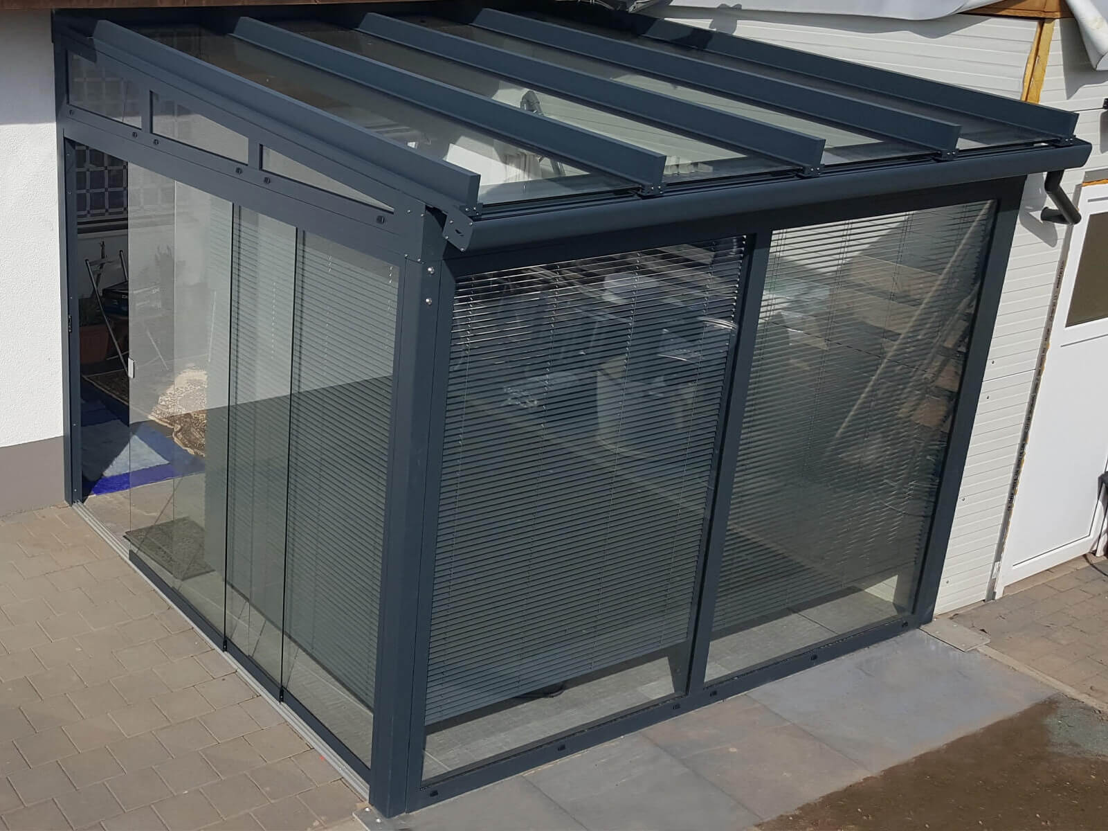 Glas Aluminium Terrassenueberdachung als moderner Sommergarten bestehend aus Dach und Unterbauelementen