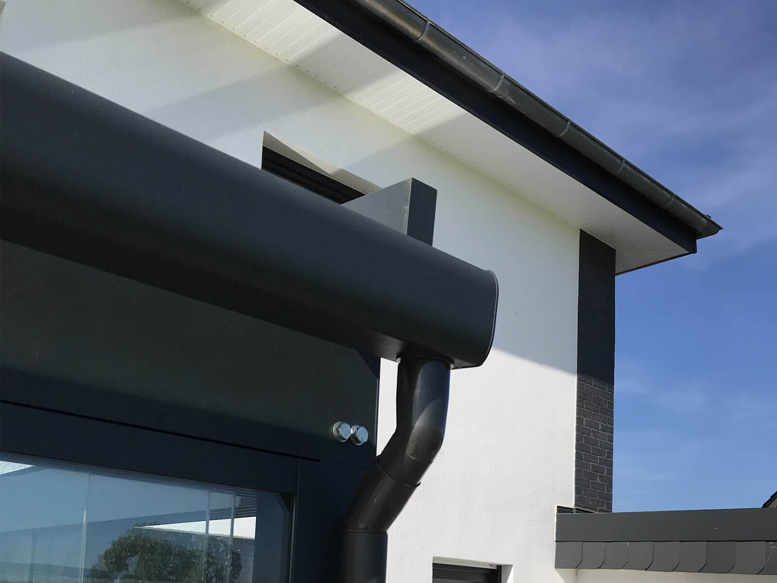 Glas Terrassenüberdachung SKY FLEX optional mit Regenrinne und PVC-Rohr zur Entwaesserung
