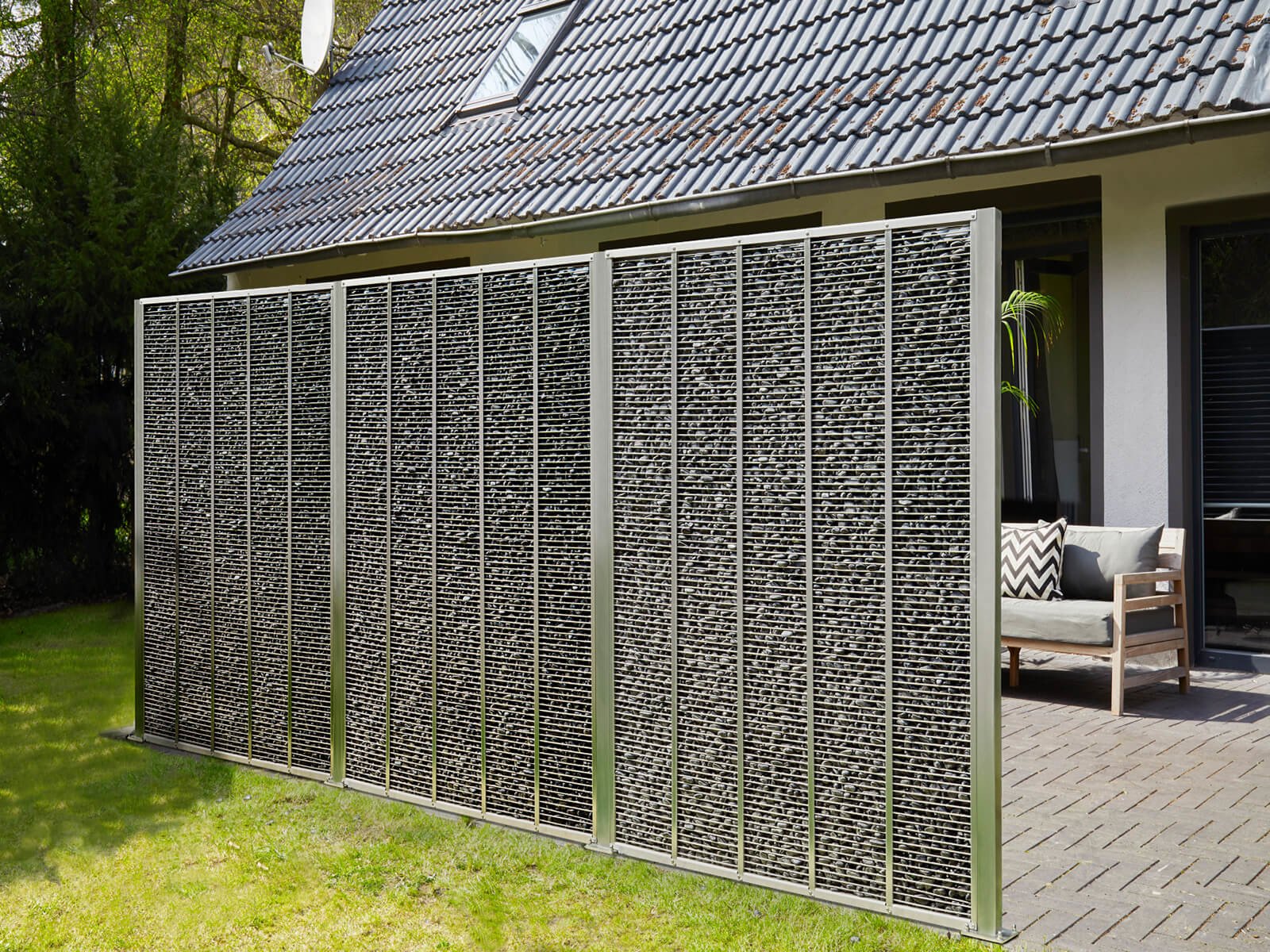 Gabione mit Steinen als Wind-, Sicht- und Lärmschutz im eleganten und schmalen Design ideal für Garten und Terrasse
