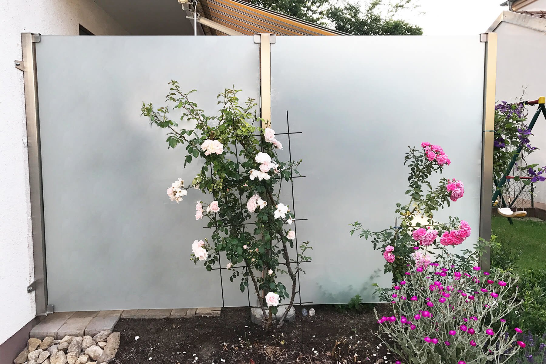 Glaszaun Aundo aus satiniertem Glas Optimale Lösung für Privatsphäre im Garten oder der Terrasse