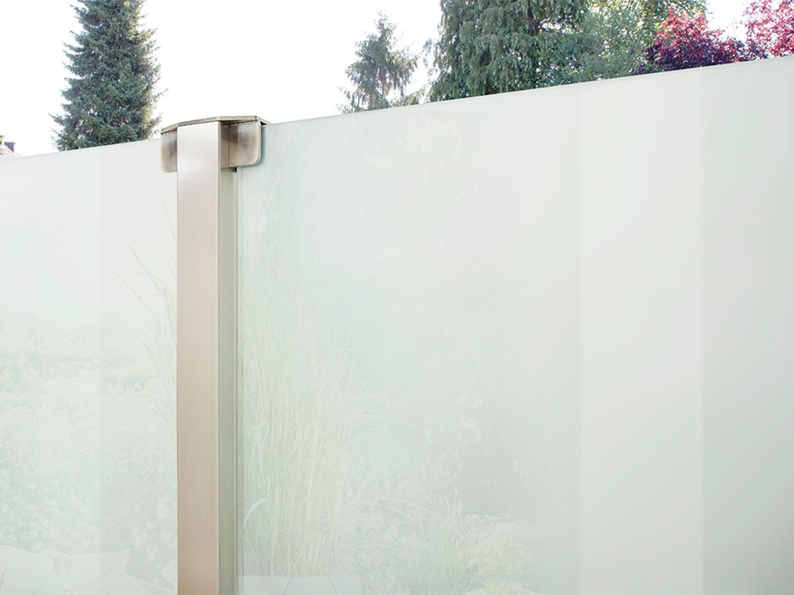 Glaszaun mit Windschutz und Sichtschutz modernes Design individuell nach Maß für Garten und Terrasse
