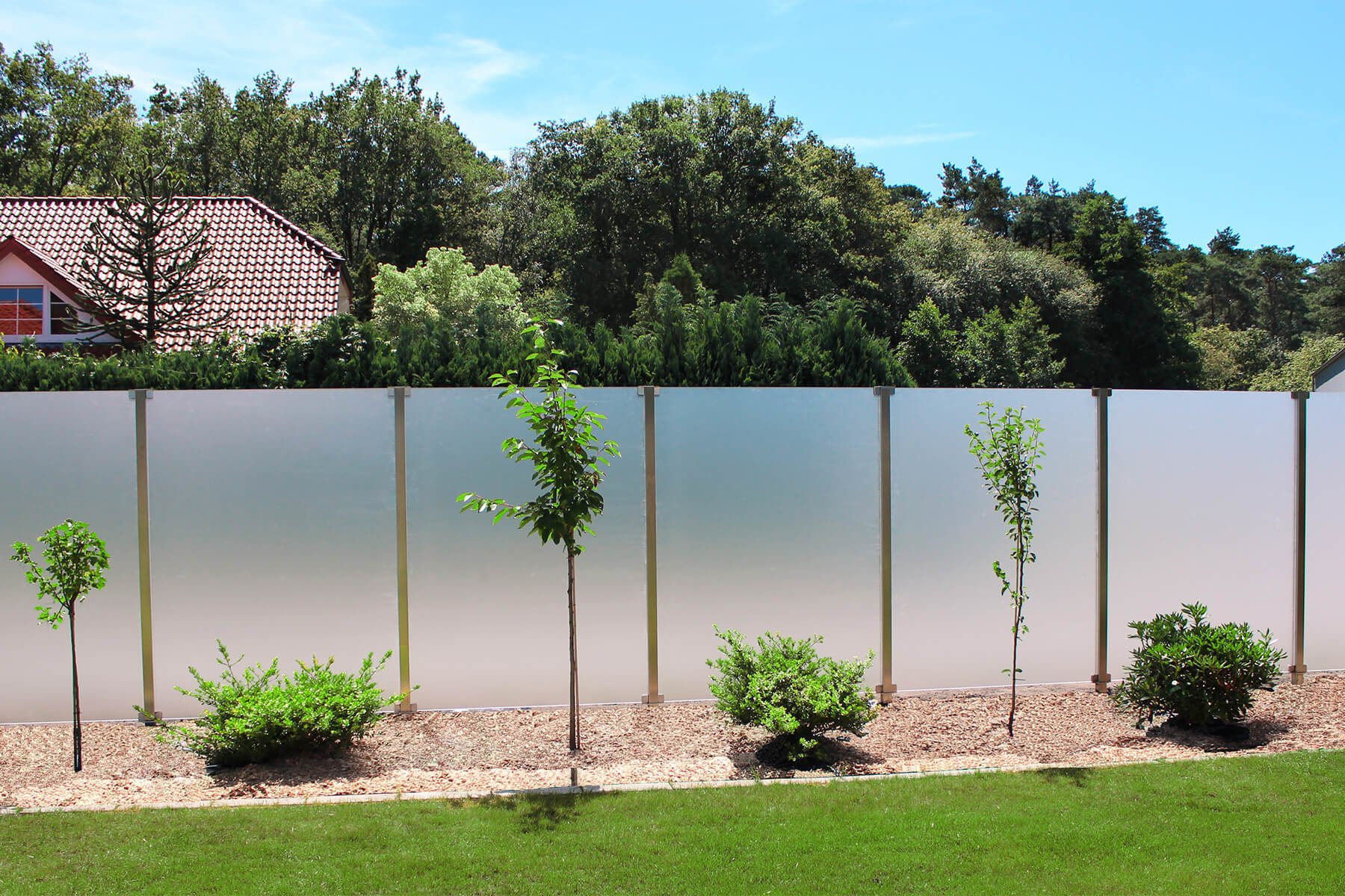 Wind- und Sichtschutz Aundo mit satiniertem Glas ideal für große Flächen im Garten