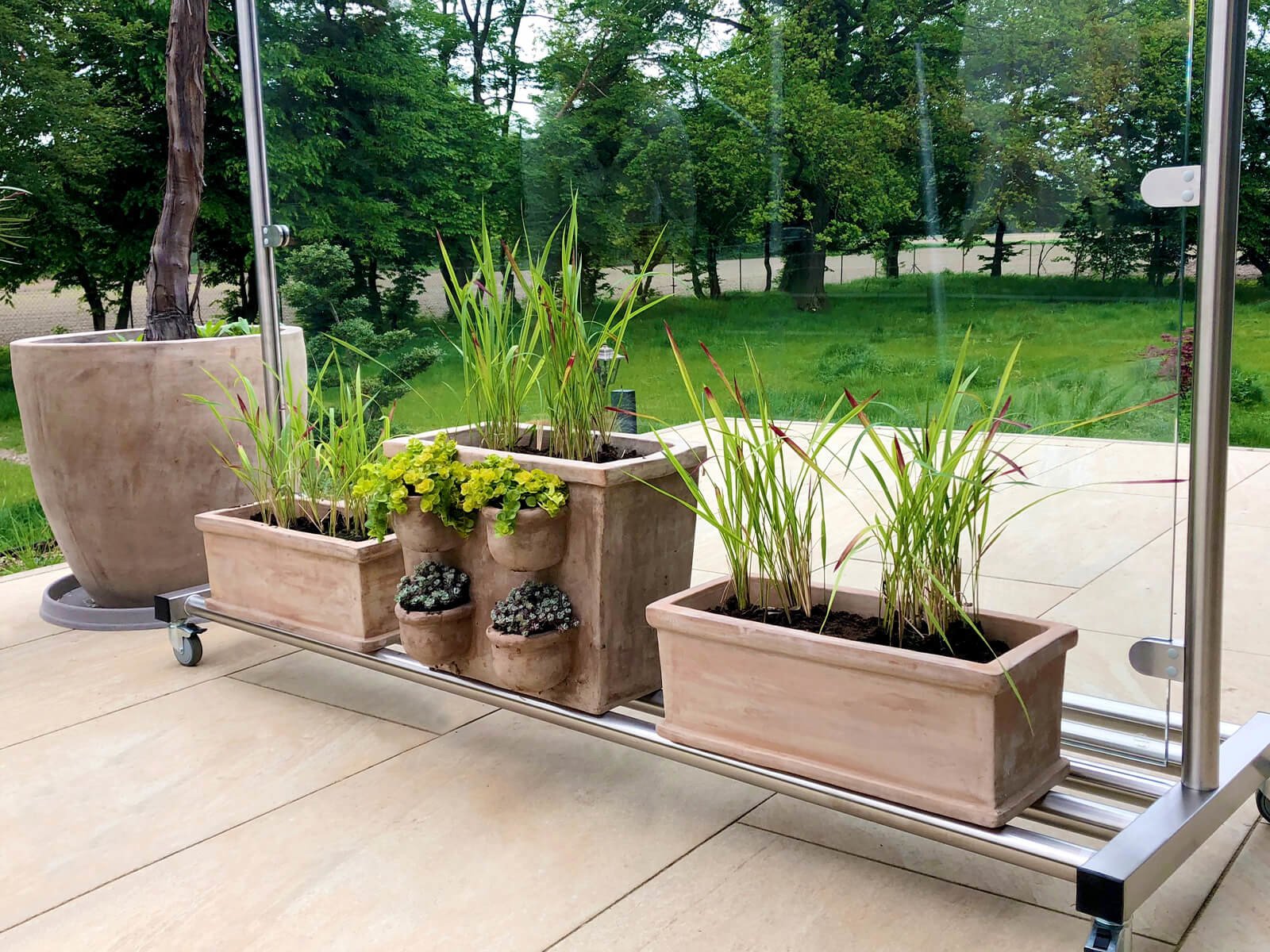 Mobiler Wind- und Sichtschutz auf Rollen mit Ablagefläche für Blumen und Pflanzen Eyecatcher in jedem Garten