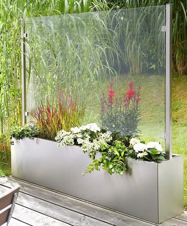pflanzkasten-mit-sichtschutz-auf-terrasse