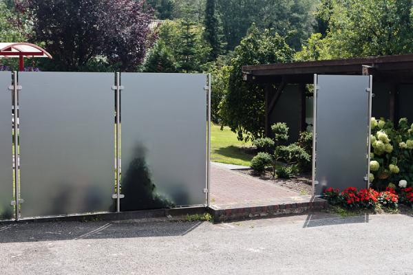 Glaszaun satiniertes Glas und Transvent Pfosten